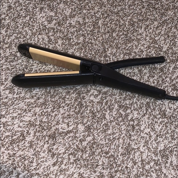 Revlon flat iron - Picture 2 of 5